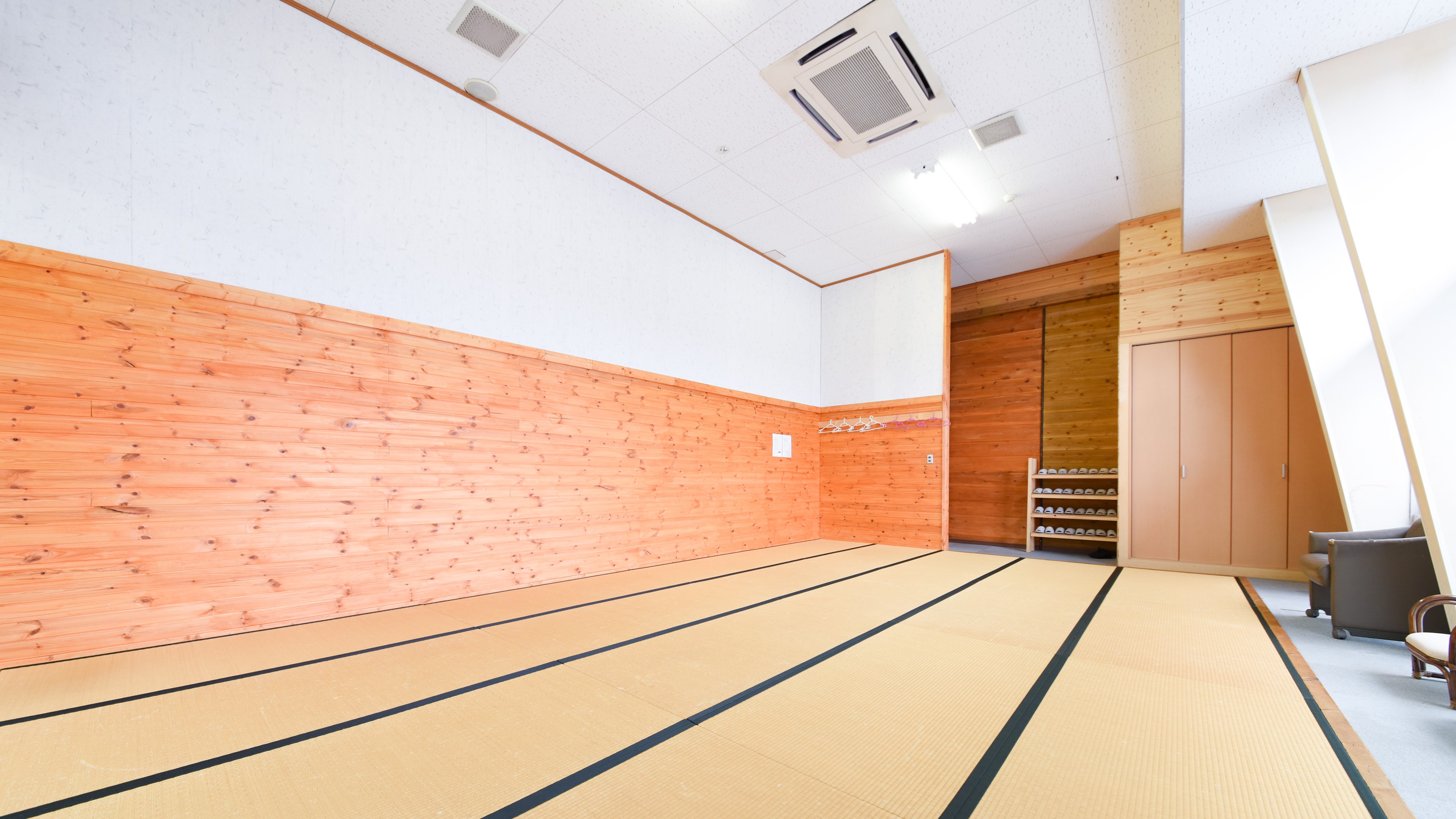 *和室20畳/フロント真横の和室。1室最大14名様までお泊りいただけます