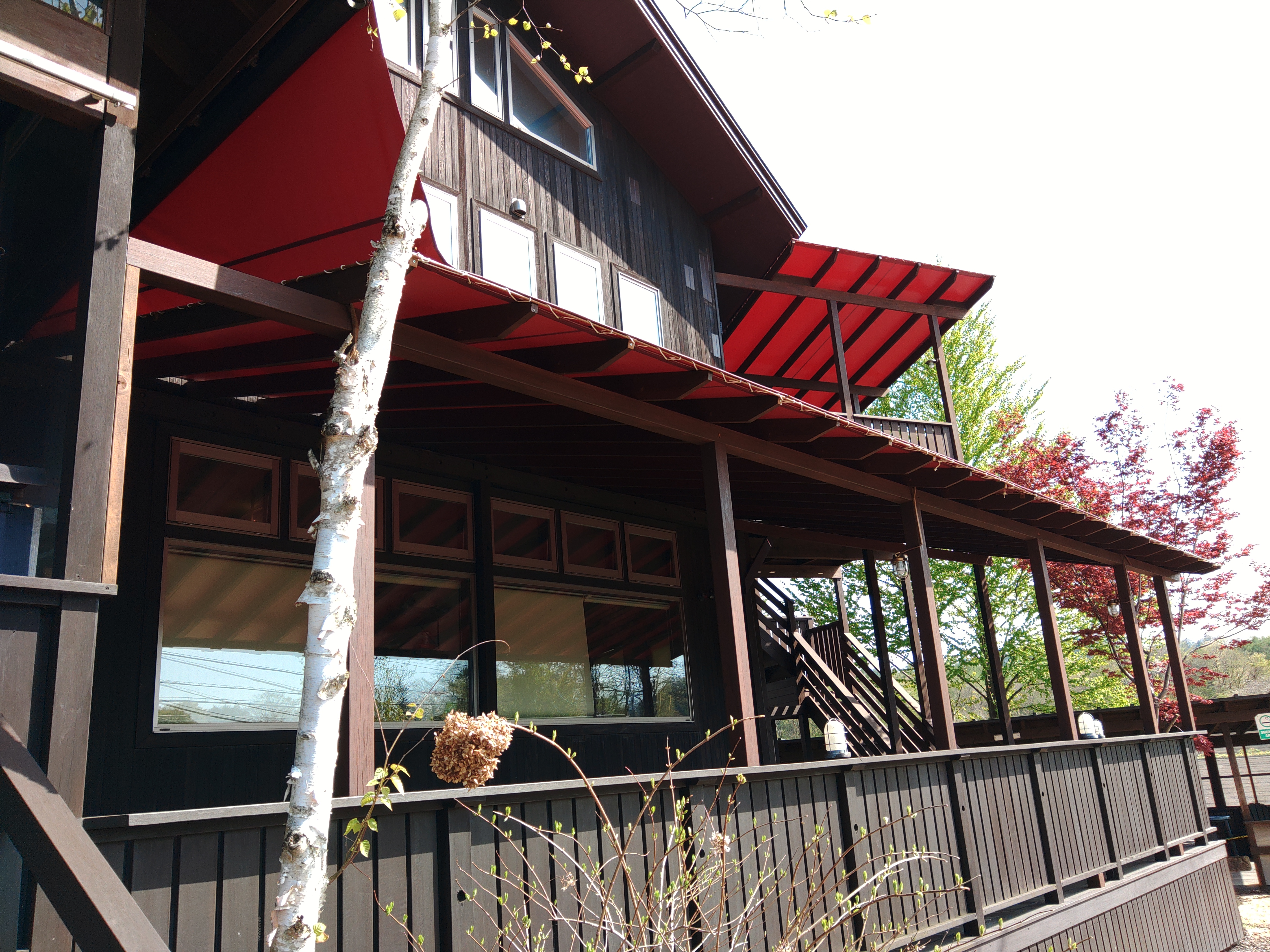 ﾊﾞｹｰｼｮﾝﾊｳｽ棟　屋根付きデッキ