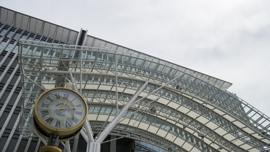 【博多駅】福岡の玄関口として賑わう博多駅。周辺には様々なエンターテイメント施設が集結しています。