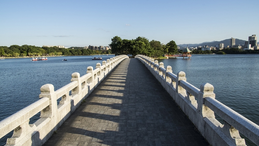 【大濠公園】福岡市中心にある市民の憩いの場。当館より車で10分。