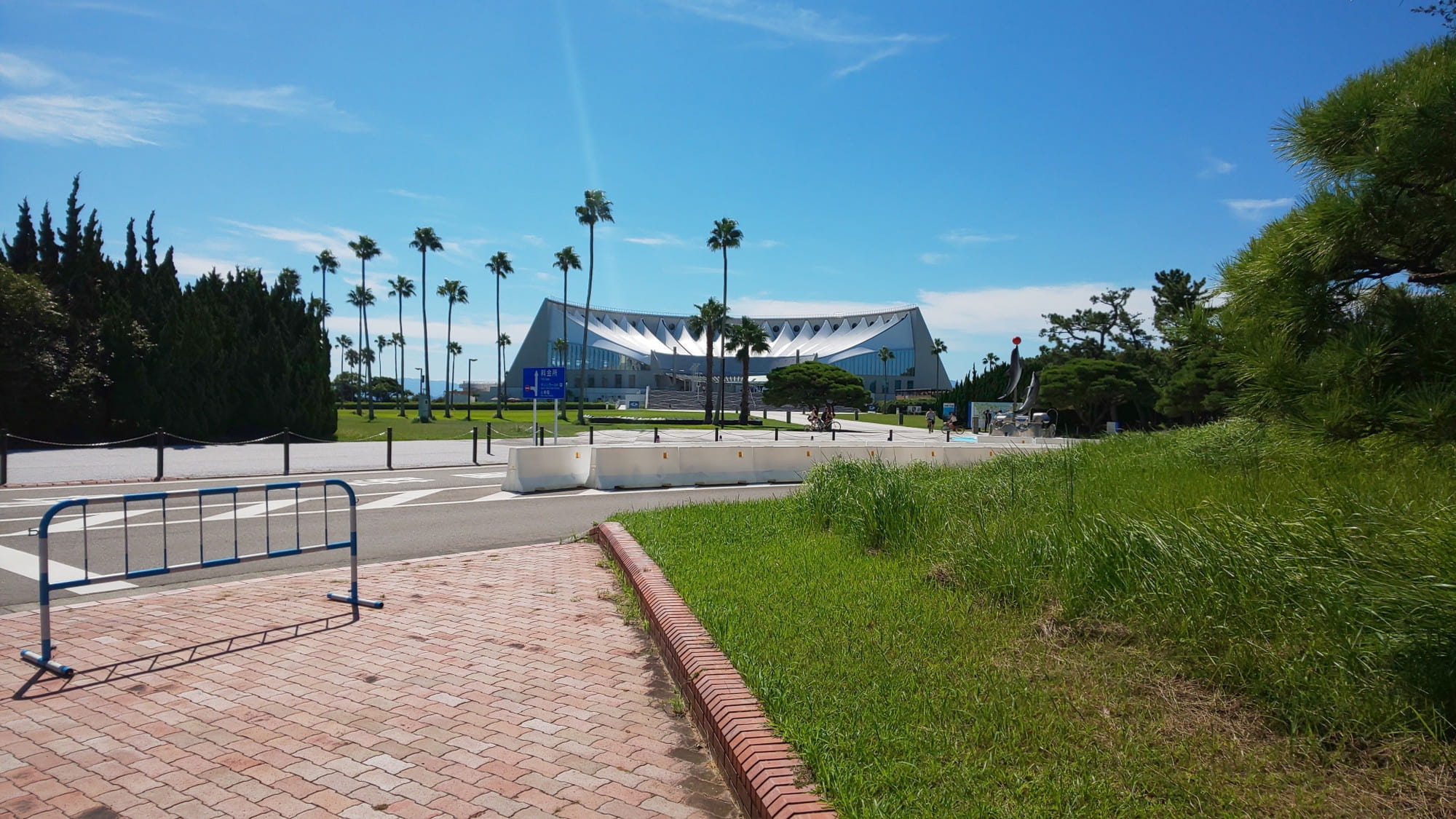 【マリンワールド海の中道】九州の海をテーマにした大人も楽しめる水族館。当館より車で30分。