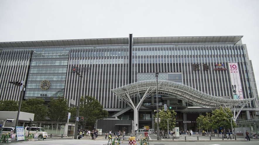 【博多駅】福岡の玄関口として賑わう博多駅。周辺には様々なエンターテイメント施設が集結しています。