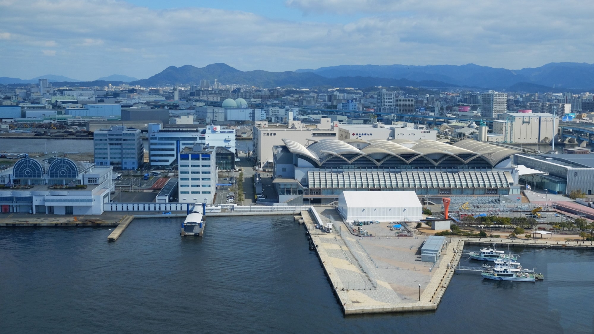 【マリンメッセ福岡】福岡市立のコンサートホール。当館より車で10分。