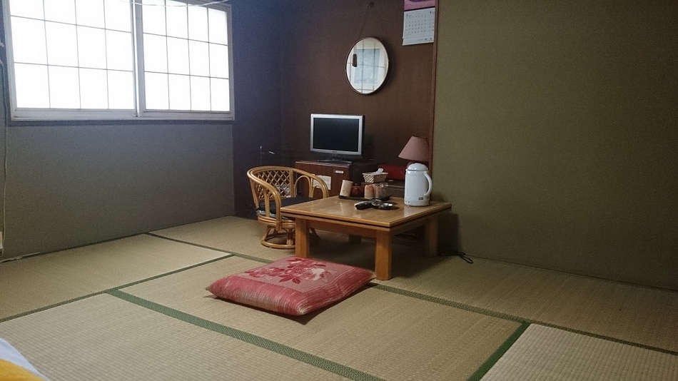 畳のお部屋、落ち着きのある和室。リーズナブルに宿泊を。
