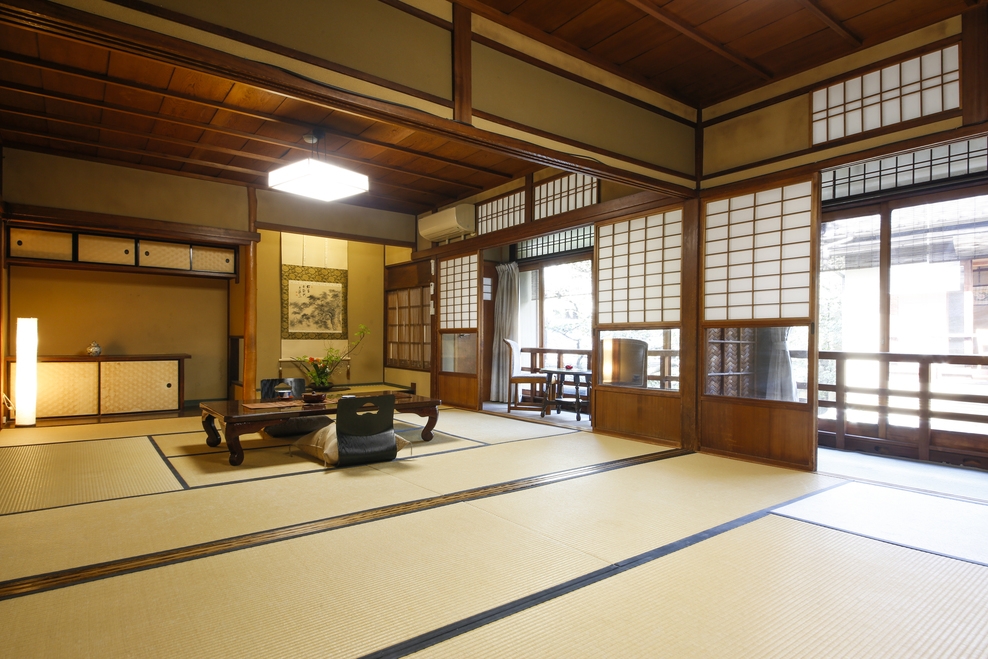 京町屋伝統の寄合部屋　１泊朝食付き　団体様にも対応可能！広々とした伝統的な純和室からお庭を楽しむ