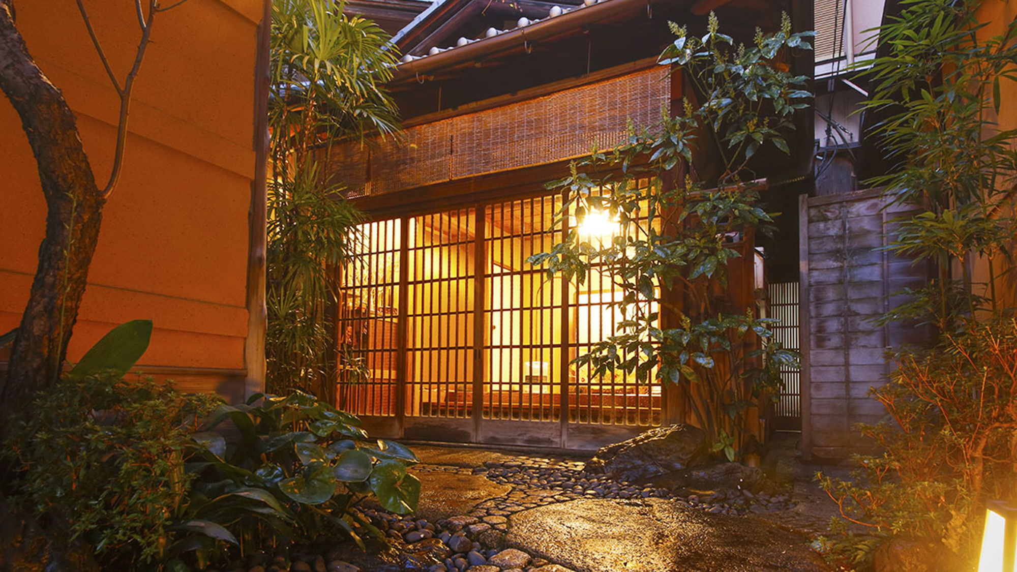 喧騒の中に佇む“隠れ家のような京町屋”で、ゆったりと過ごす穏やかな非日常