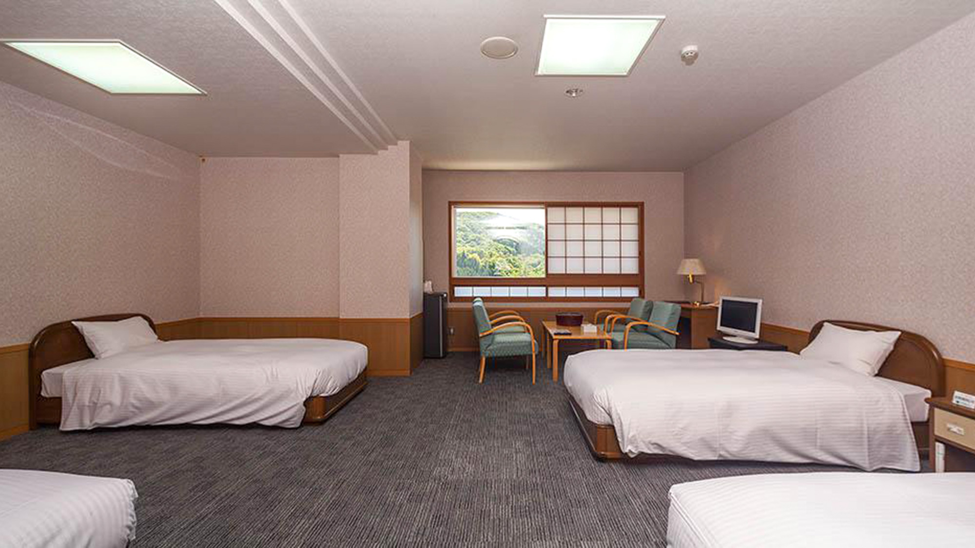 ・【洋室特別室】窓から見える深入山麓の豊かな自然　小鳥のさえずりが滞在中のひと時を包み込みます　