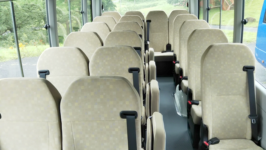 送迎用マイクロバス（28人乗り）白いバス車内