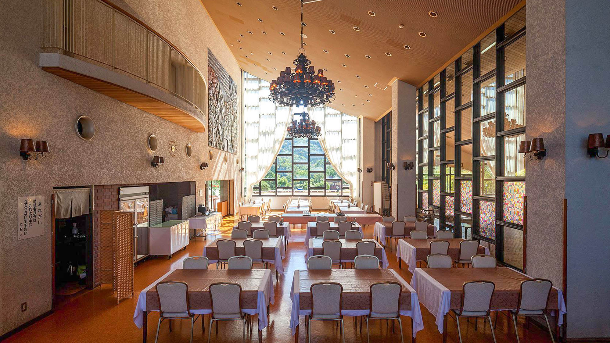 ・【レストラン】大きなシャンデリアが印象的なレストラン　研修利用や団体様にもおすすめです