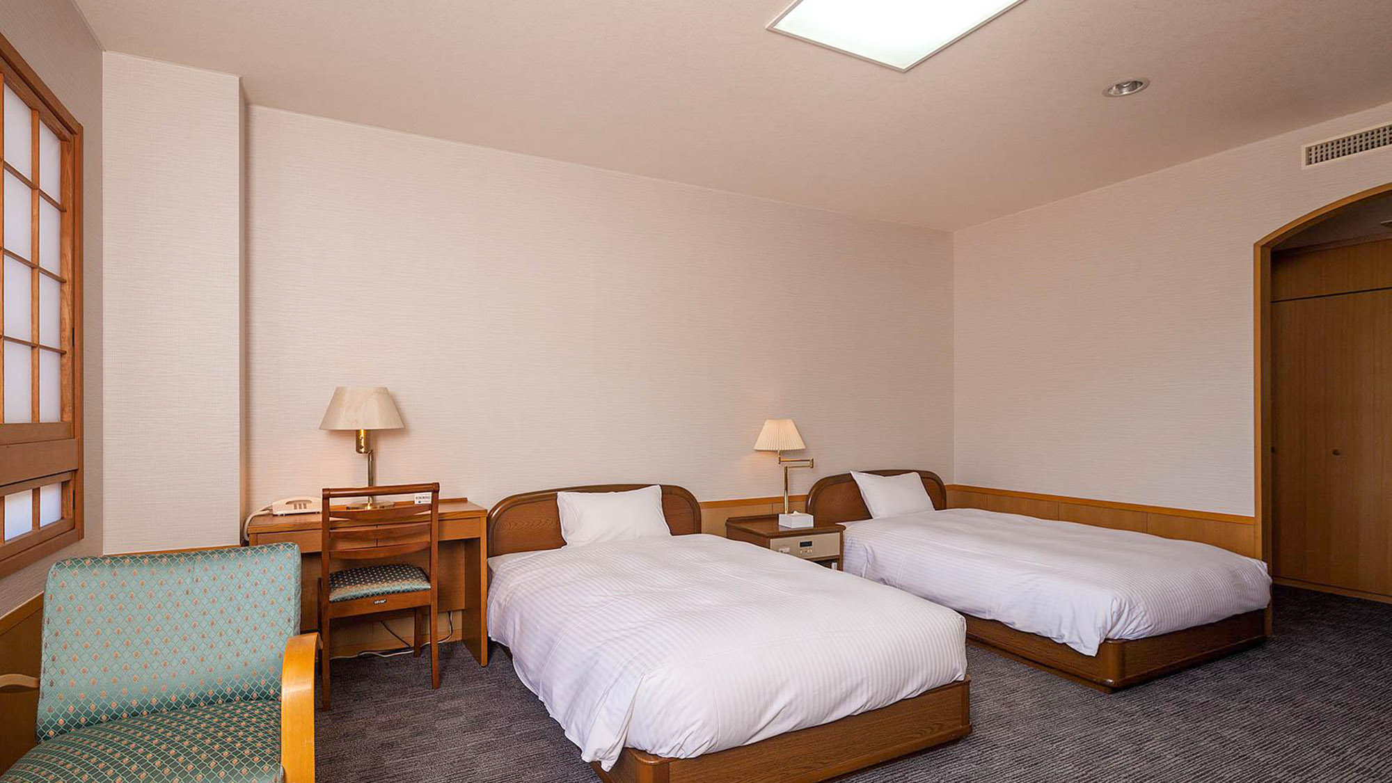 ・【和洋室特別室】シングルベッドを2台用意　広いお部屋でおくつろぎください　