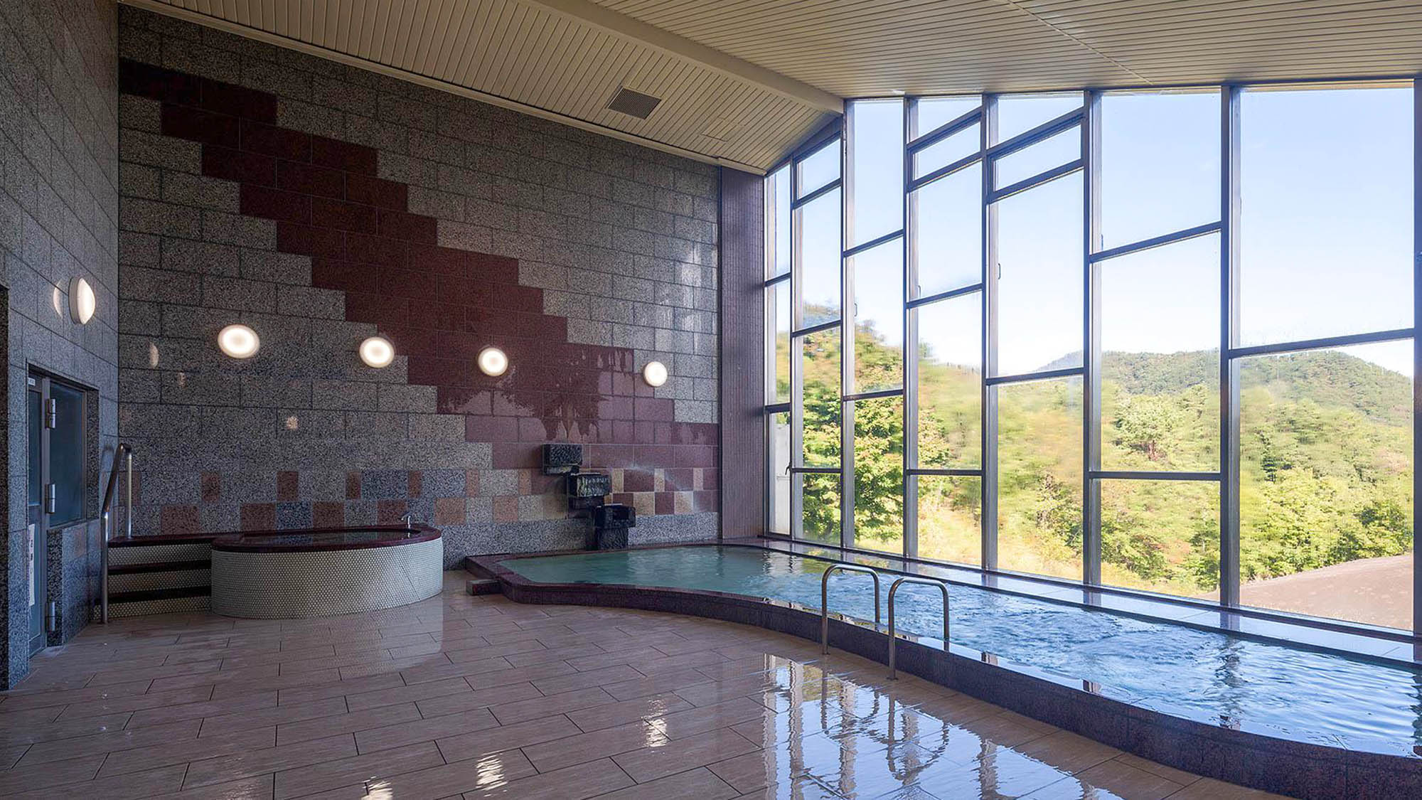 ・【大浴場】大人数でのご利用でも安心の広さ　ゆったりとおくつろぎいただけます