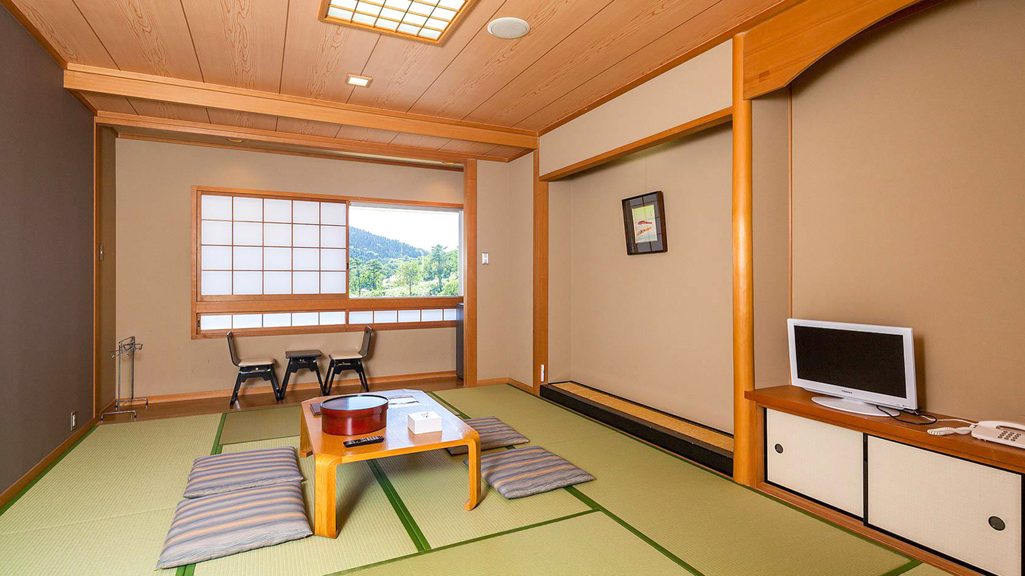 ・【和室10畳】窓からは山々をご覧いただけます　季節によって違う山の表情をお楽しみください　