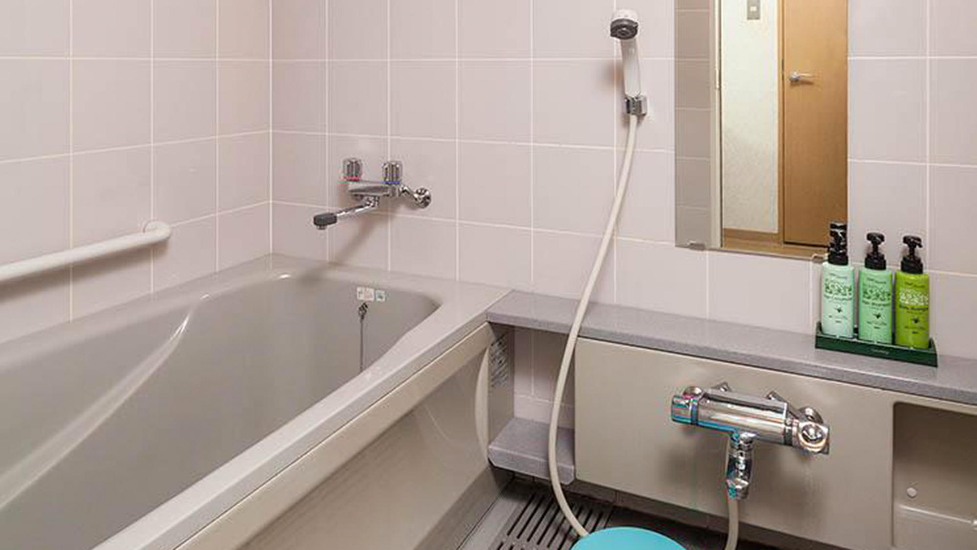 ・【浴室】部屋併設の浴室　十分な広さで安心してご利用いただけます　