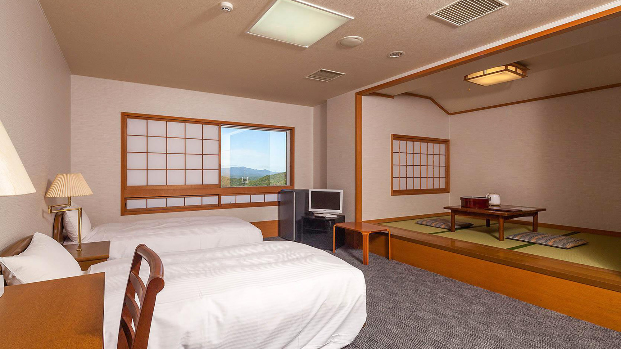 ・【4階和洋室】車いすでも余裕の広さ　お部屋と水回りは段差もなく車椅子でも安心です