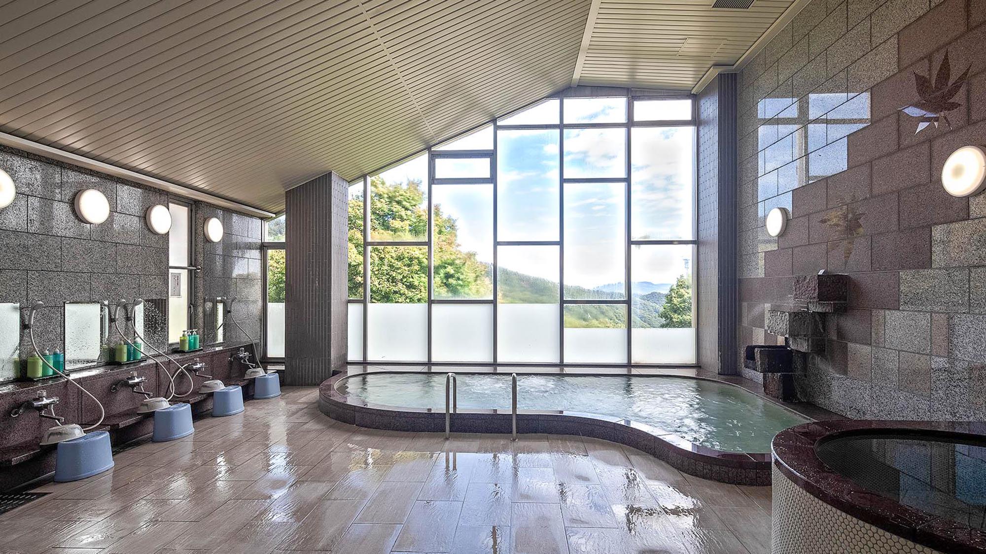 ・【大浴場】浴槽の目の前に広がる大自然　広い浴場で足をのばしながらお楽しみください　