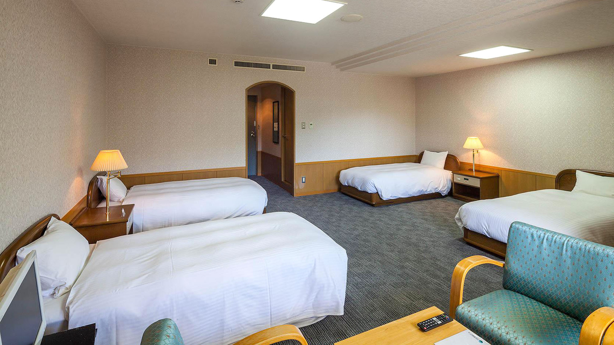 ・【洋室特別室】ベッドを4台完備　荷物を広げるのにも十分な広さをご提供　