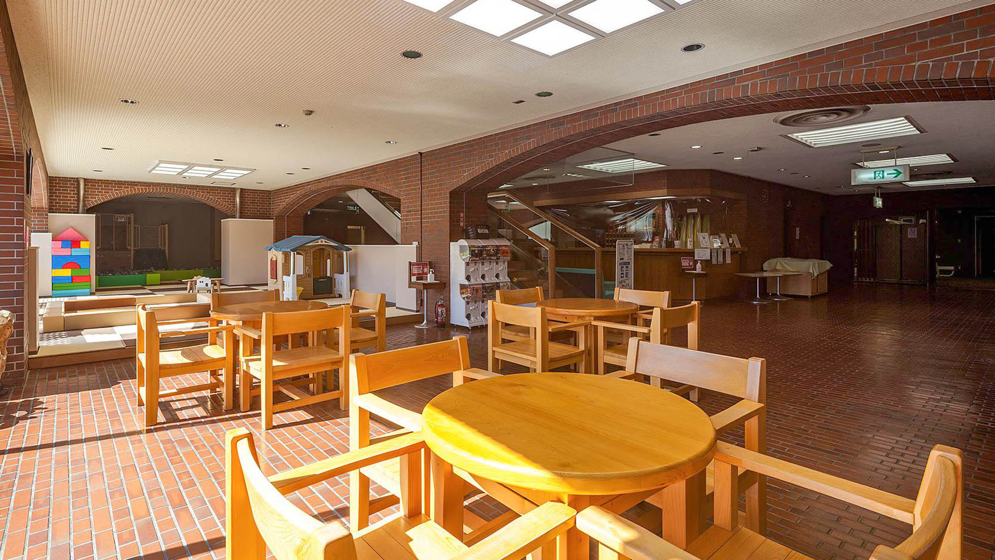 ・【ロビー】光が差し込むロビーの一角　待ち合わせにもご利用いただけます