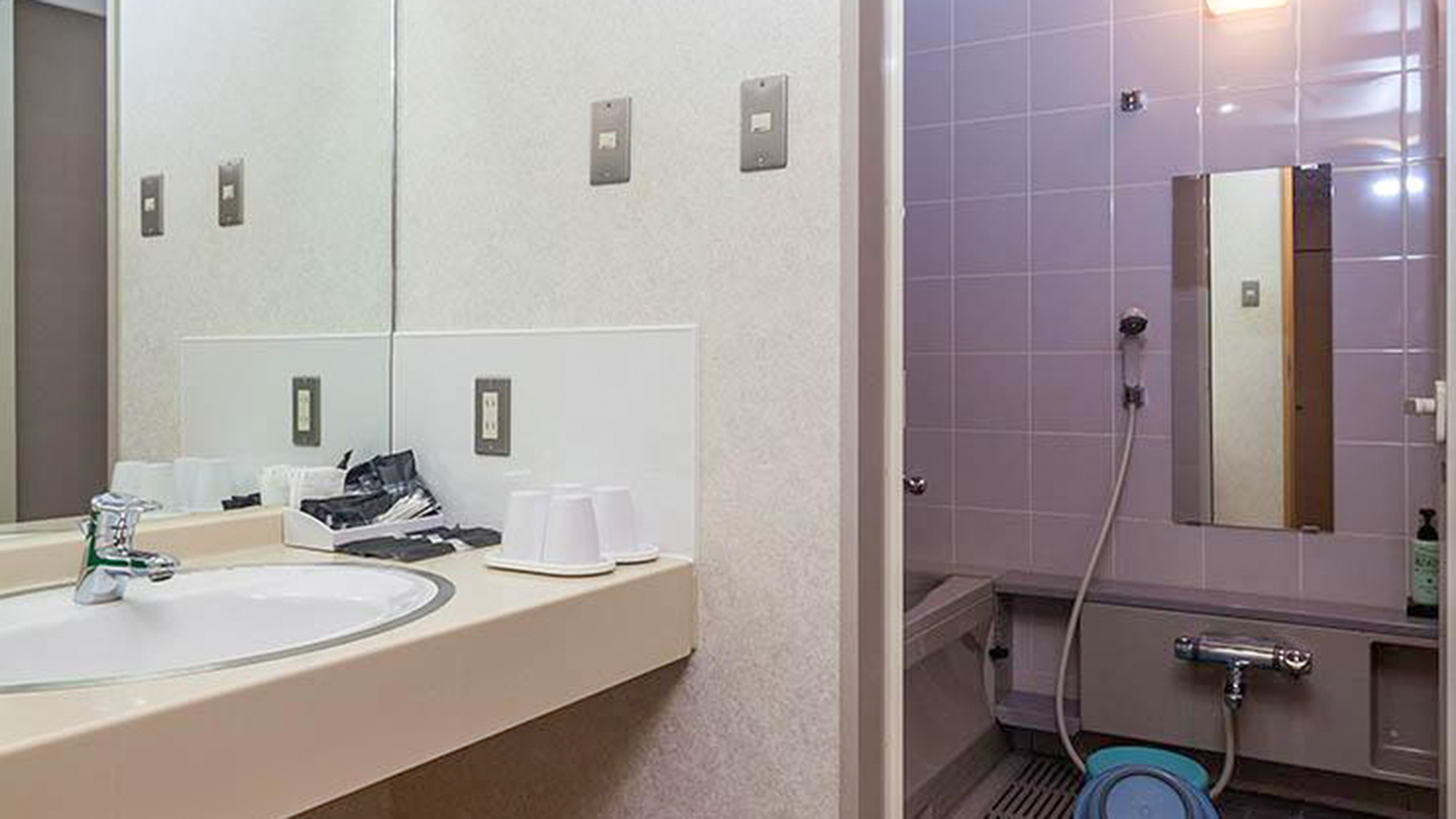 ・【脱衣所】広々とした脱衣所　浴室との境には段差がないので安心です　