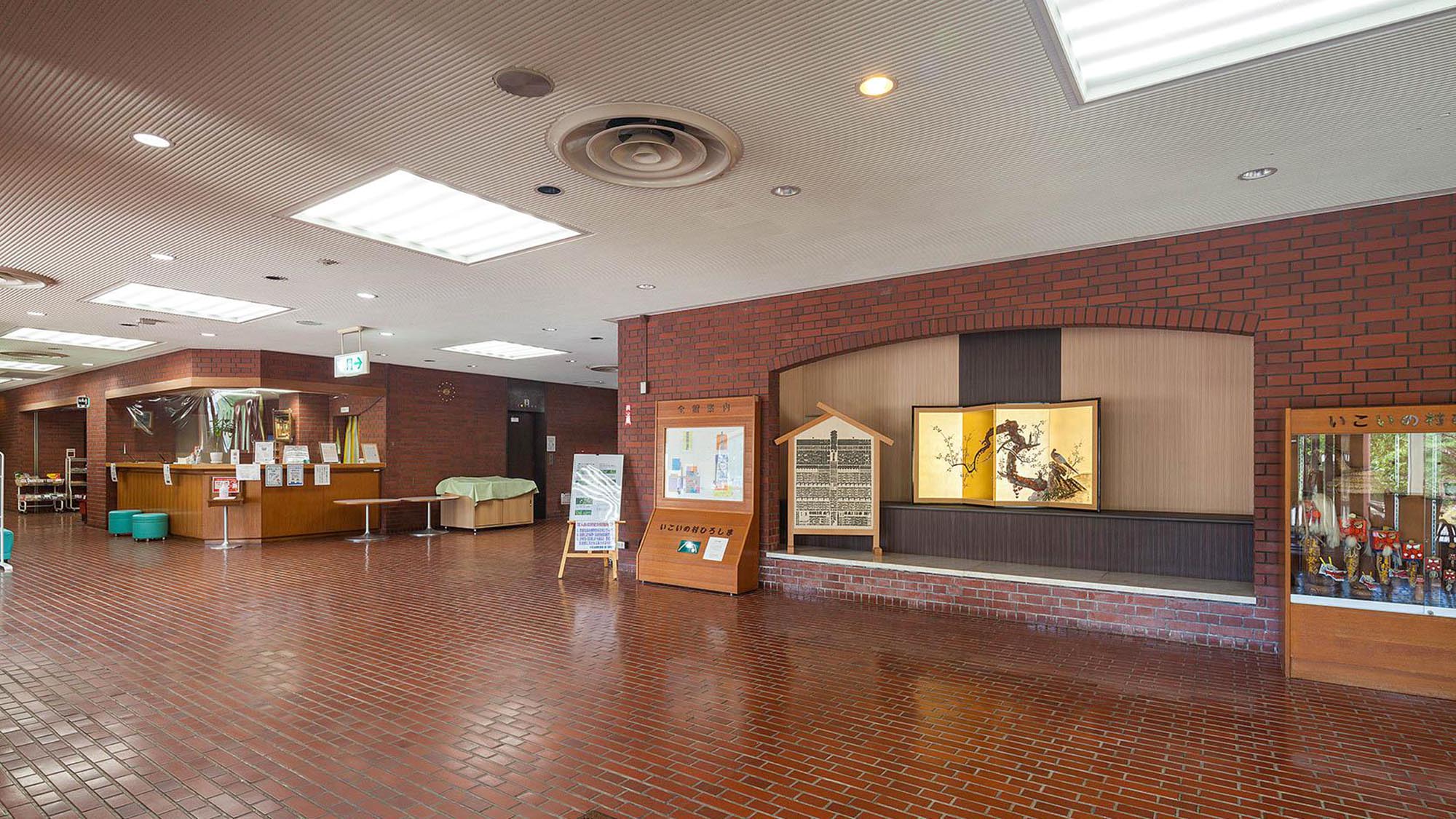 ・【ロビー】美しい日本画が皆様をお出迎え　お越しの際はぜひご覧ください　