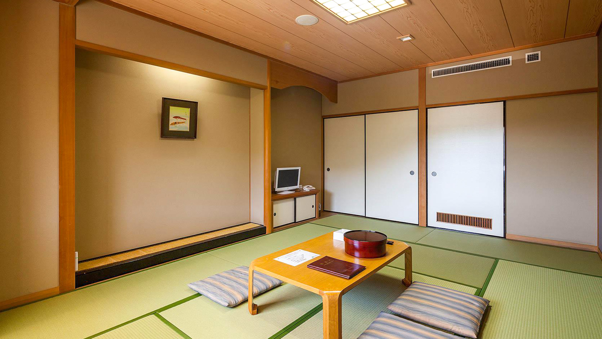 ・【和室10畳】木の天井が印象的な伝統的な和室タイプのお部屋で落ち着きます　