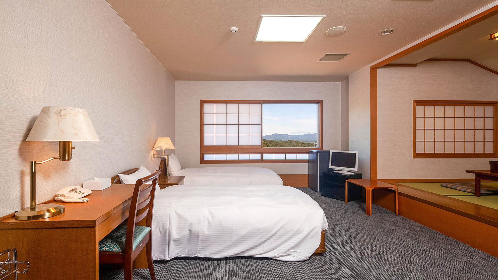 ・【4階和洋室】全客室でWiFi完備　全部屋から山々を望むことができます　