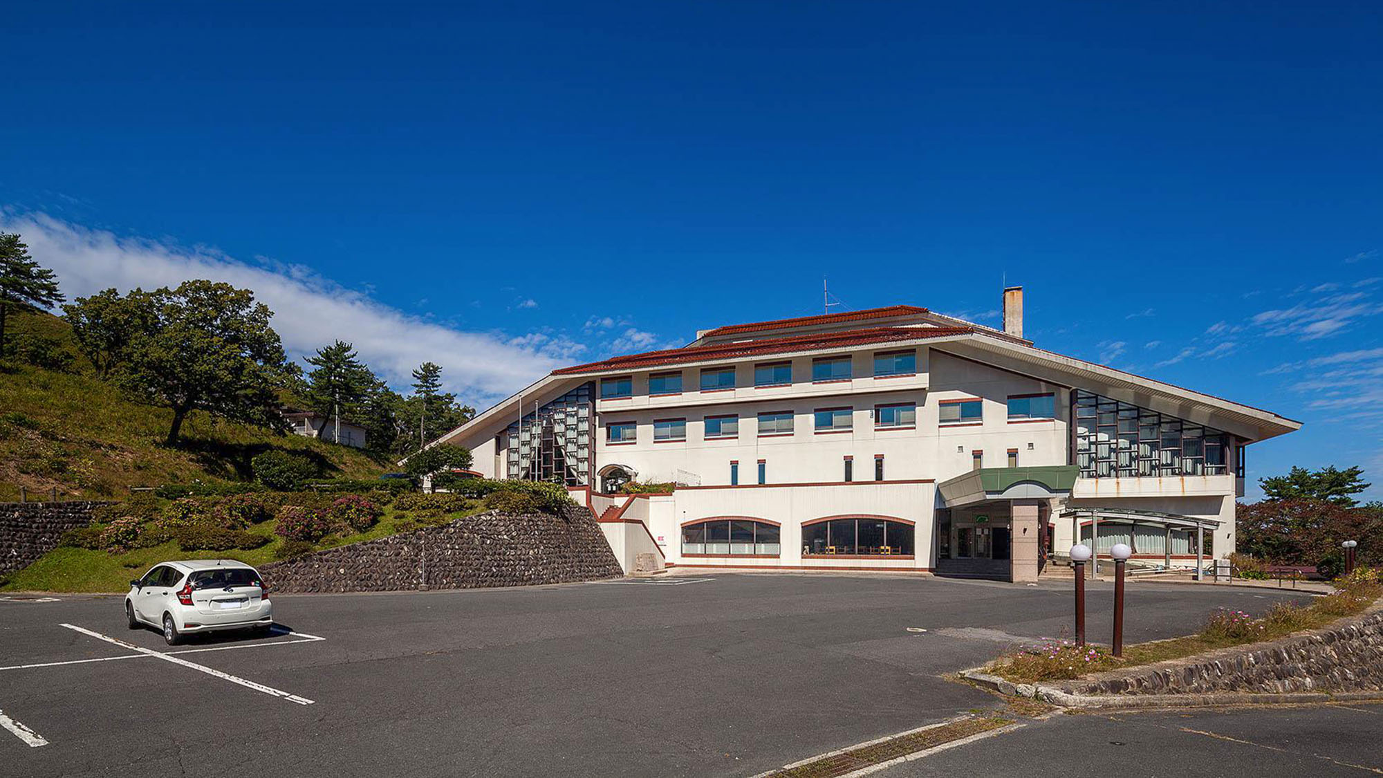 ・【外観】深入山グリーンシャワーは当館すぐ　ハイキングで疲れた後は当館の大浴場へ　