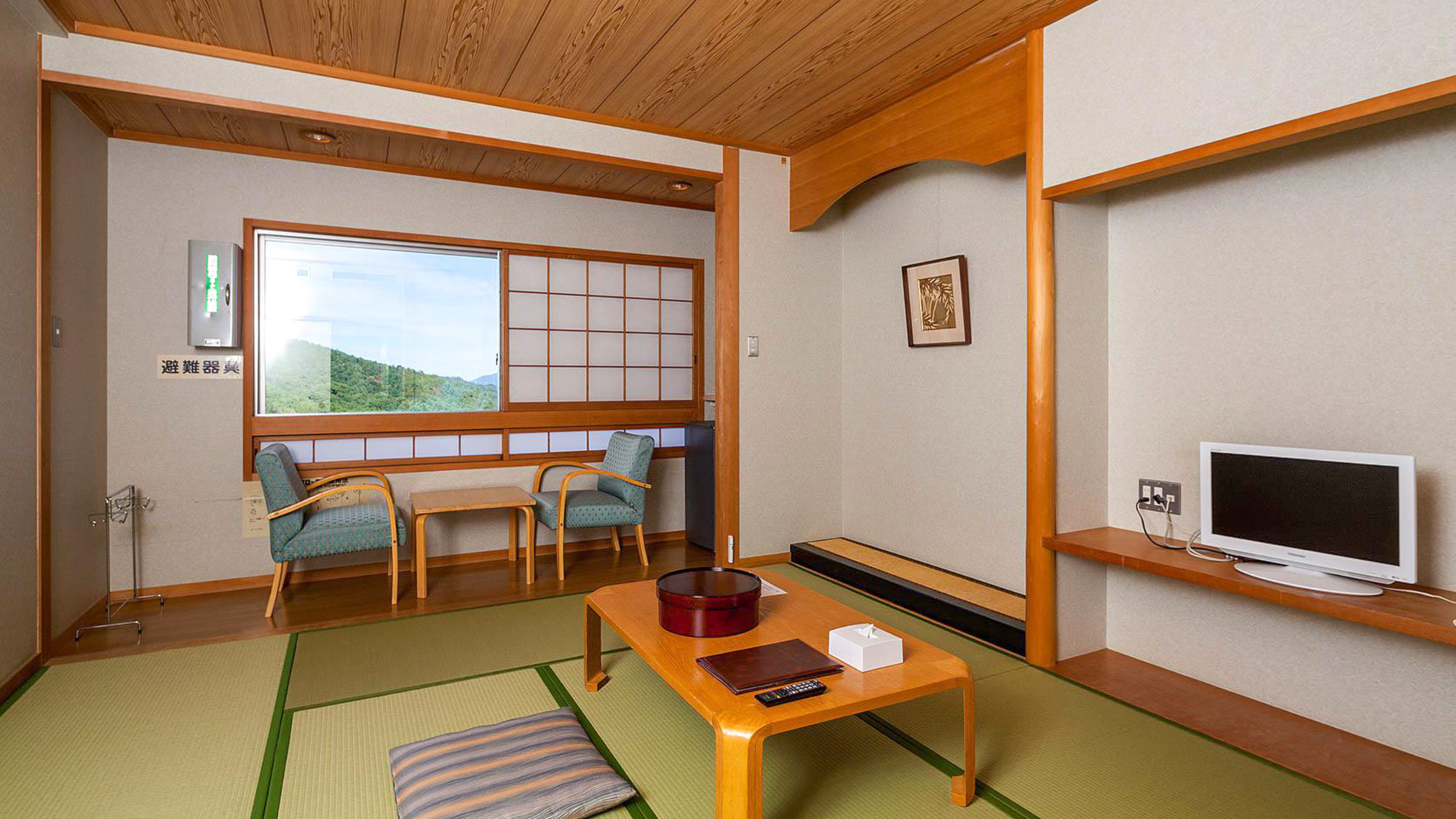 ・【和室8畳】畳と障子が心地よい趣あふれるお部屋　畳スペースではお茶をお楽しみください　