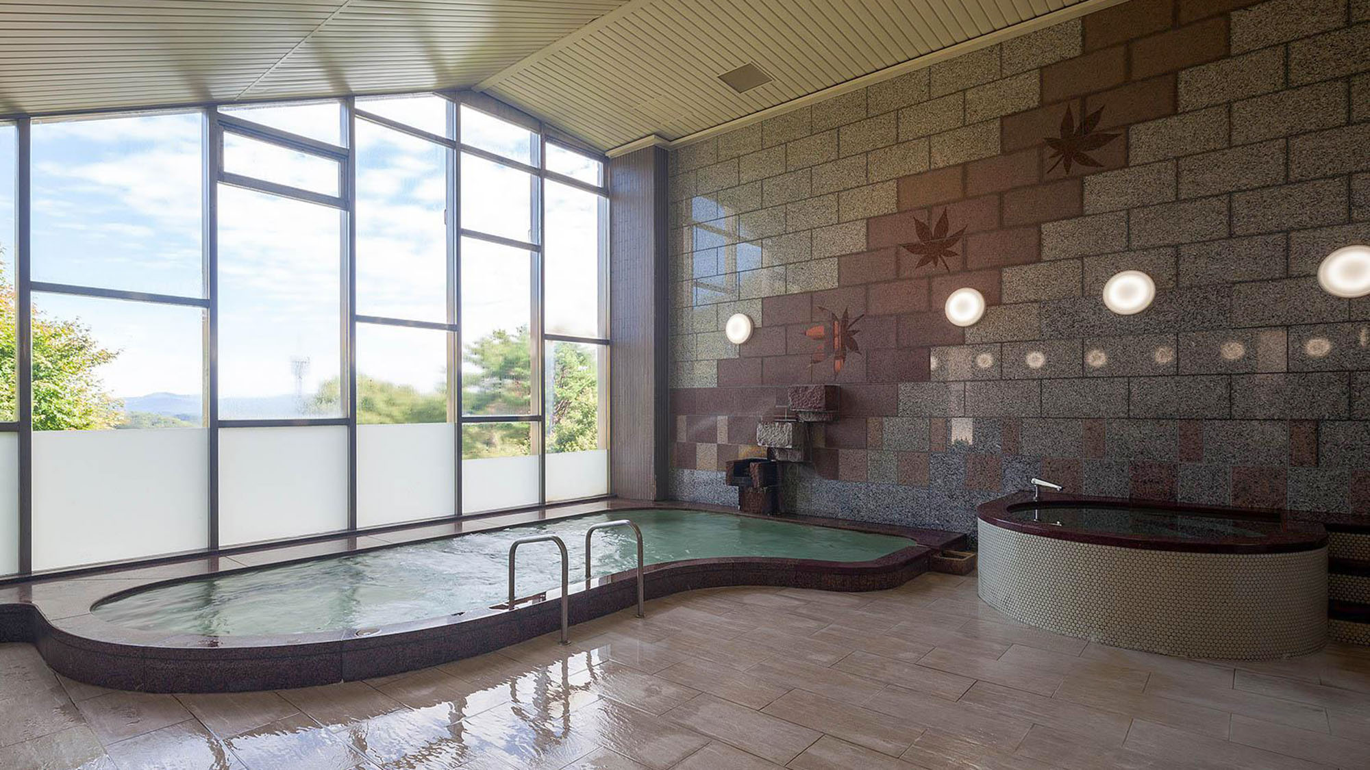 ・【大浴場】目の前の自然を大満喫　清潔感ある大浴場が旅の疲れを癒してくれます