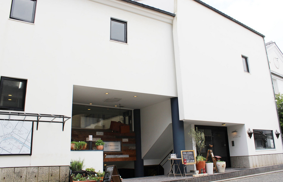 クオーレ倉敷は倉敷美観地区にあるので景観統一で白を基調としたビルになっています！