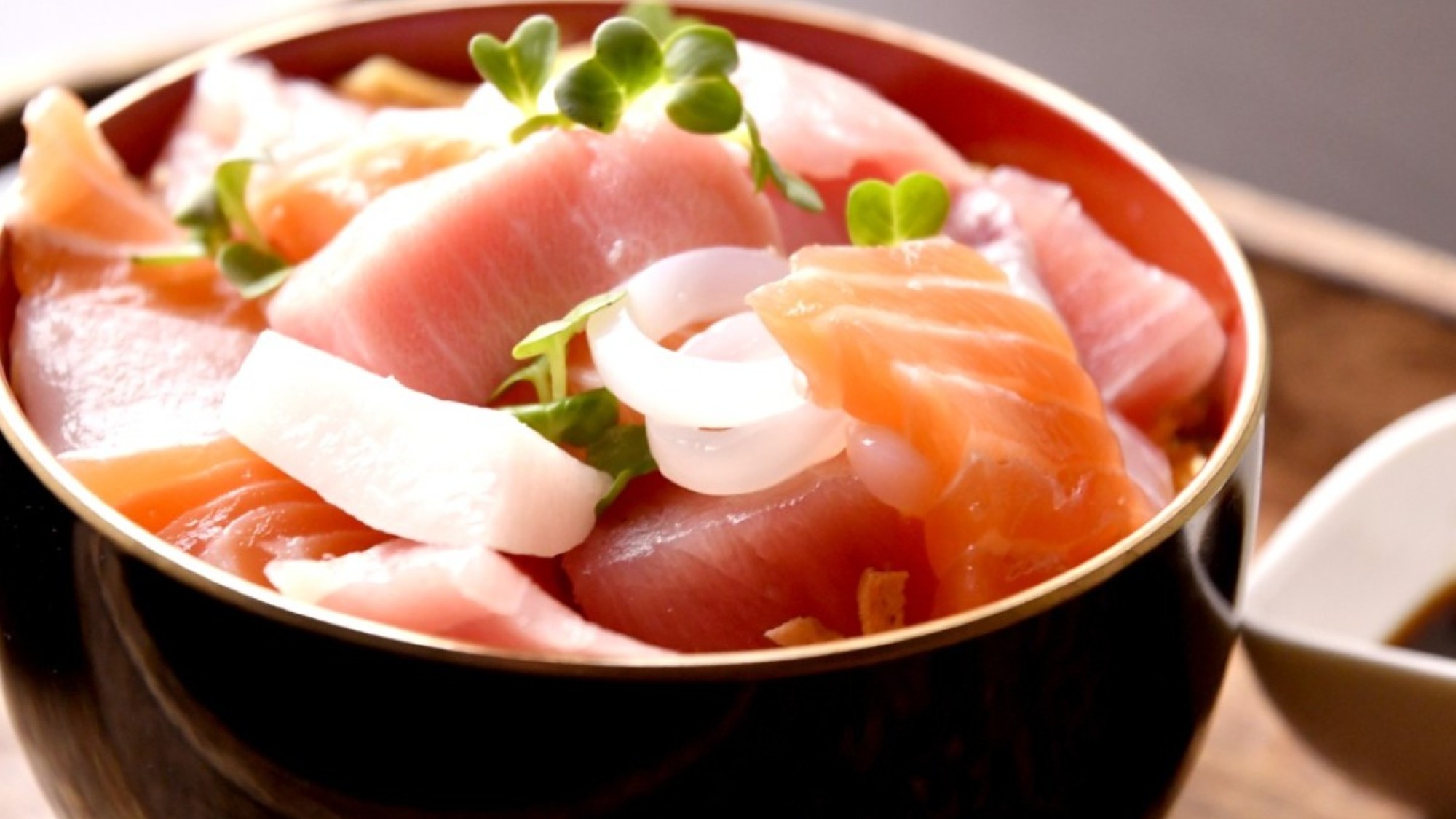 彩り豊かな海鮮を組み合わせて、オリジナル海鮮丼に。味わうだけでなく作る楽しさも魅力です。