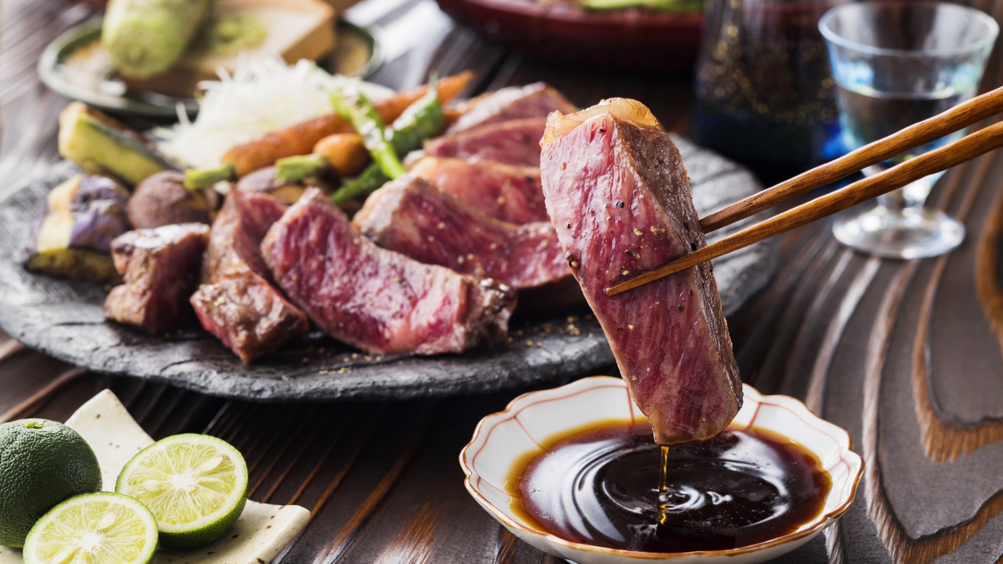 目の前で焼き上げるアツアツの出来立てステーキ。五感で楽しめるライブキッチンが人気です。