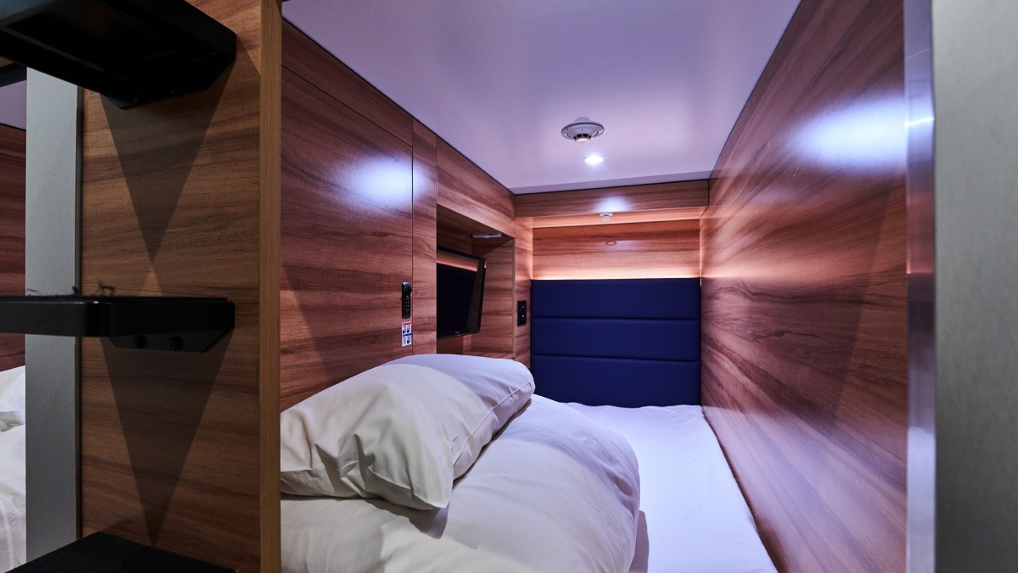 テレビ・wifi完備の機能的カプセルルーム