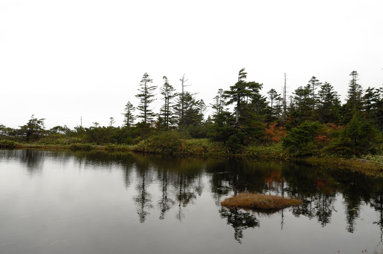 秋・神秘的な稚児池（焼額山山頂）