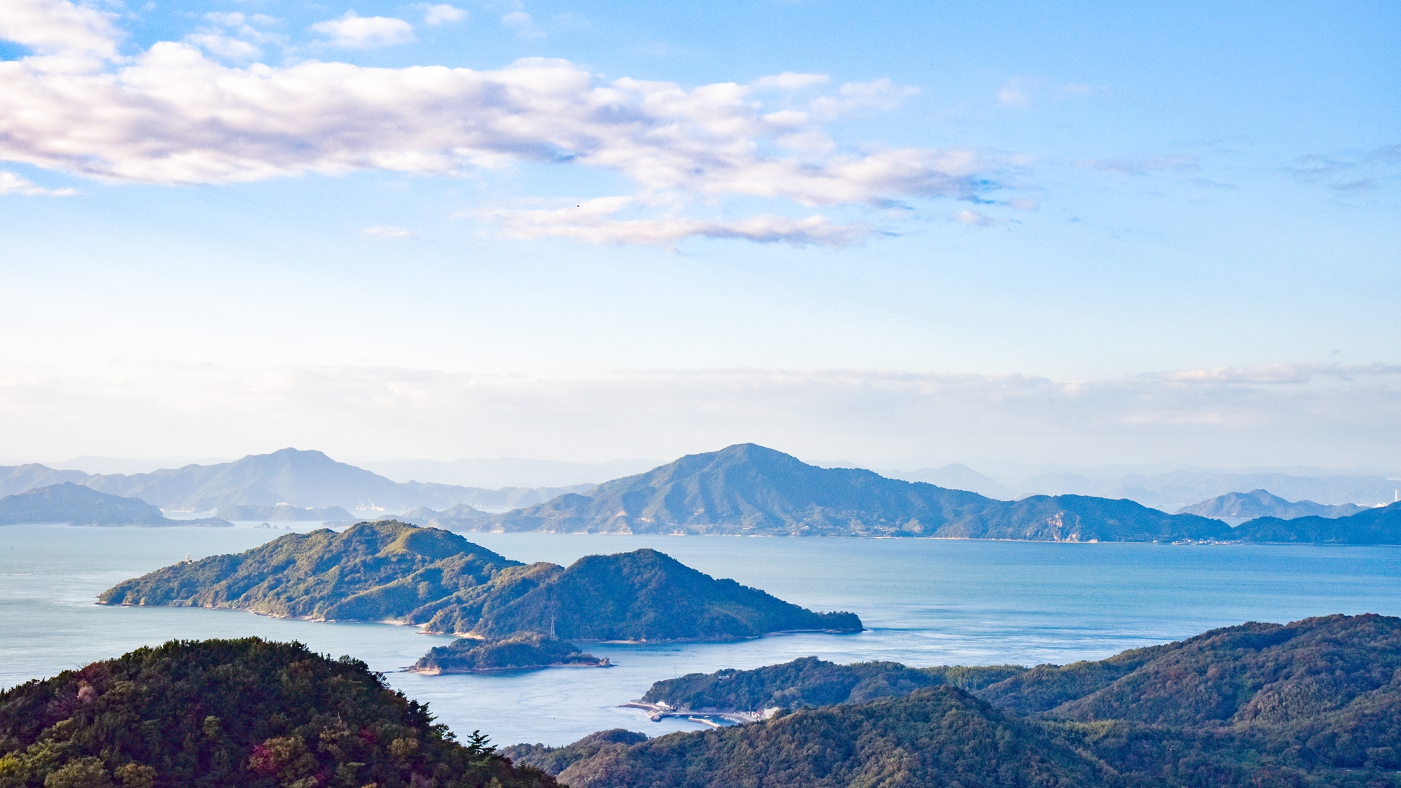 *瀬戸内海◆のどかに船がとおる瀬戸内海の島々にはのんびりとした時間がながれています