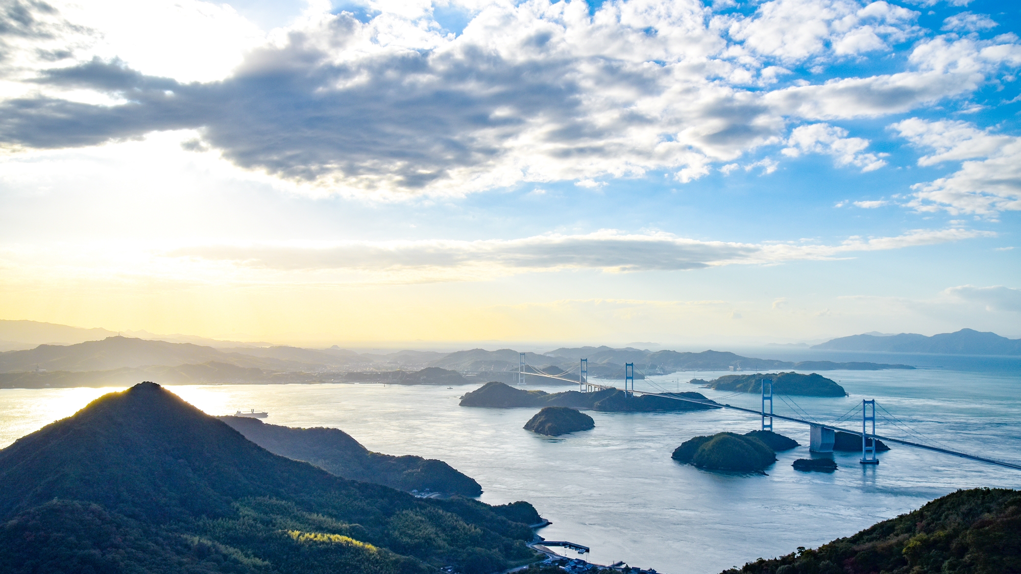 *来島海峡大橋◆瀬戸の島々を結ぶしまなみ海道。因島へのアクセスにもご利用ください