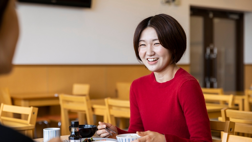 明るく開放的なレストランでご朝食をお楽しみください。