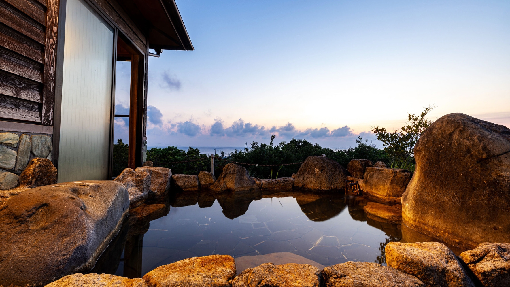 【地元漁師が作る！はみ出る海鮮丼】海の幸２食付