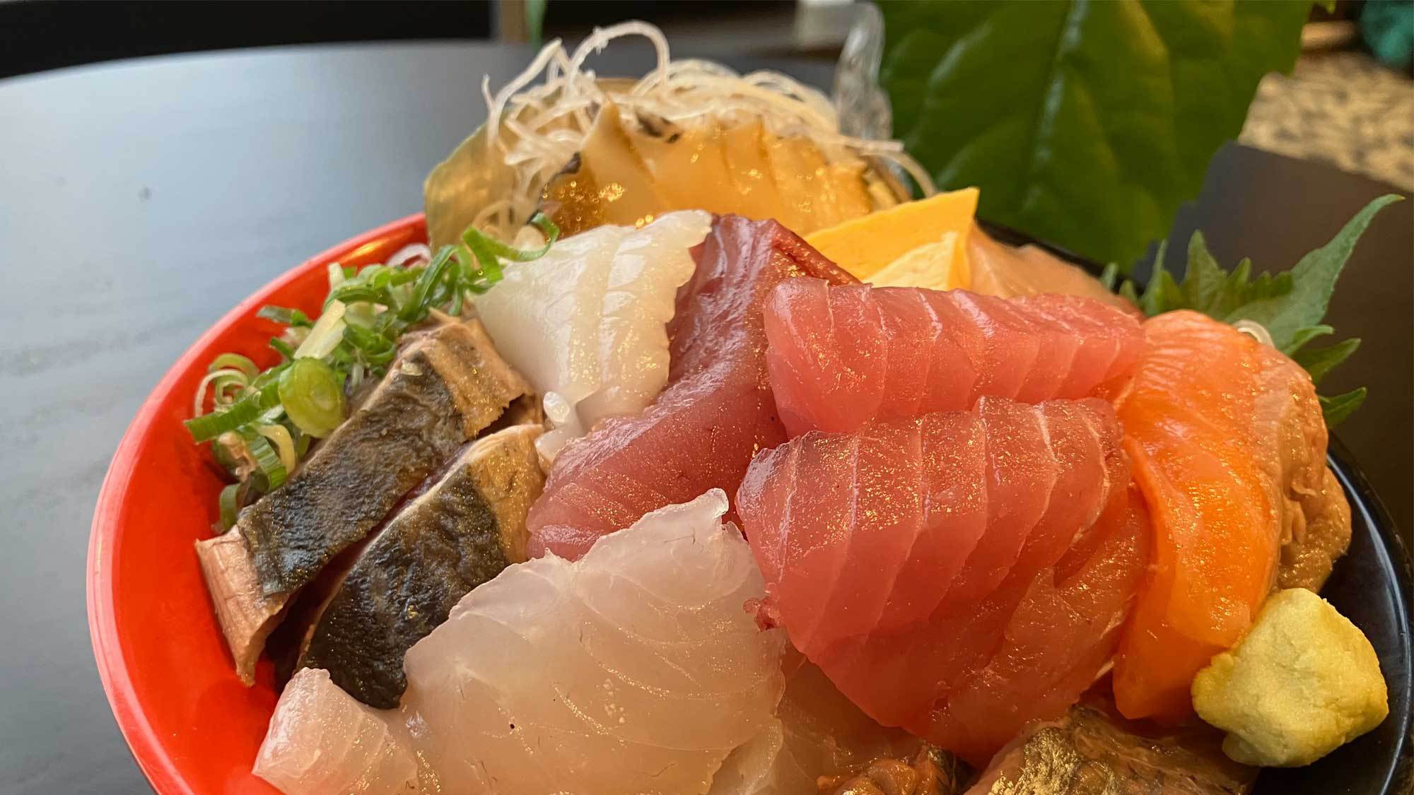 【地元漁師が作る！はみ出る海鮮丼】海の幸２食付
