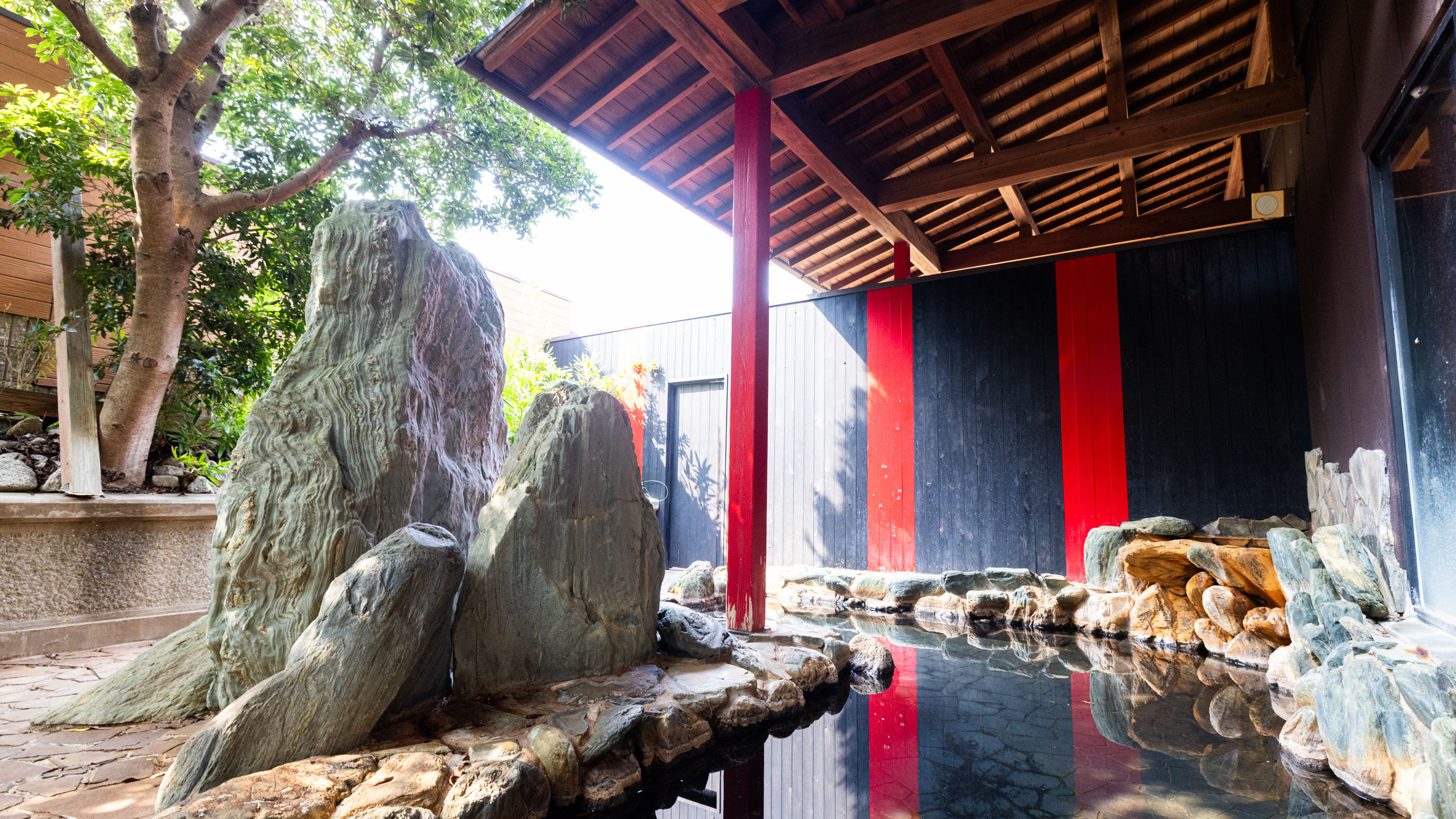 源泉掛け流しの館内温泉