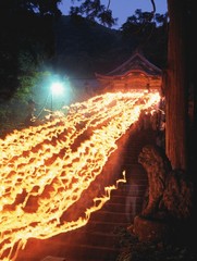 大山夏山開き-夏山登山の安全祈願に行われる二千本の松明行列