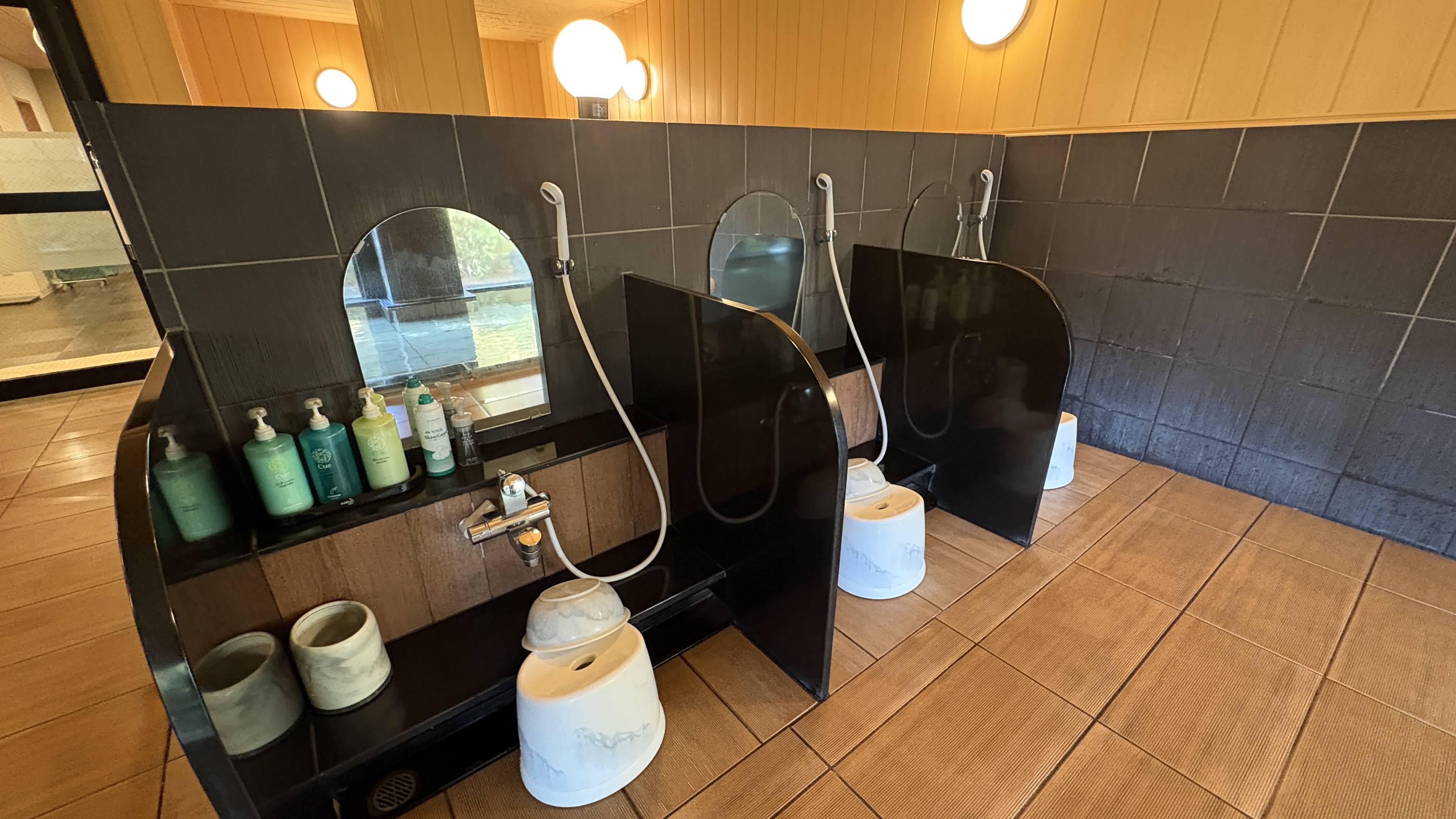 男性大浴場洗い場