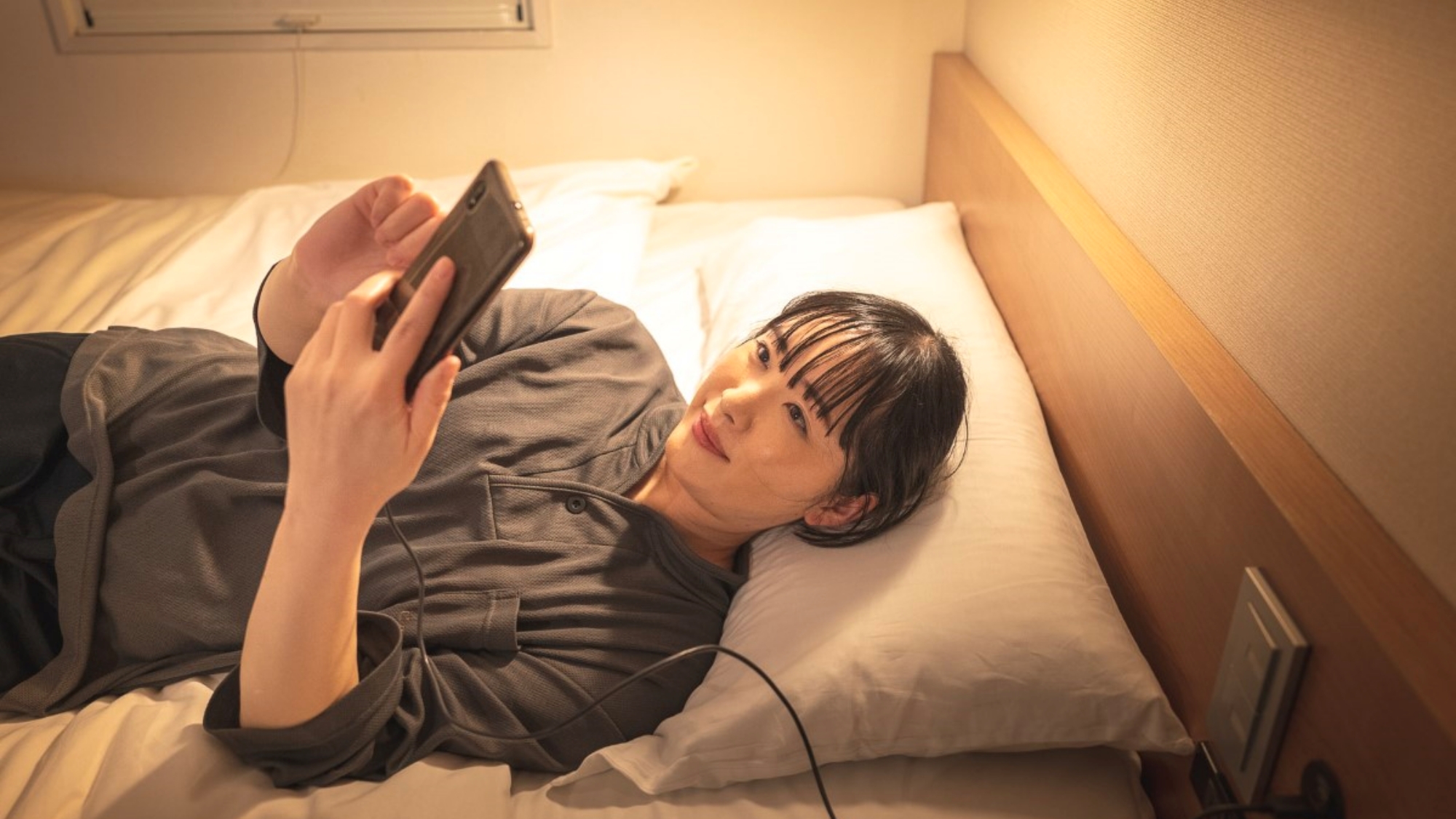 ベッドに横になって楽々充電♪