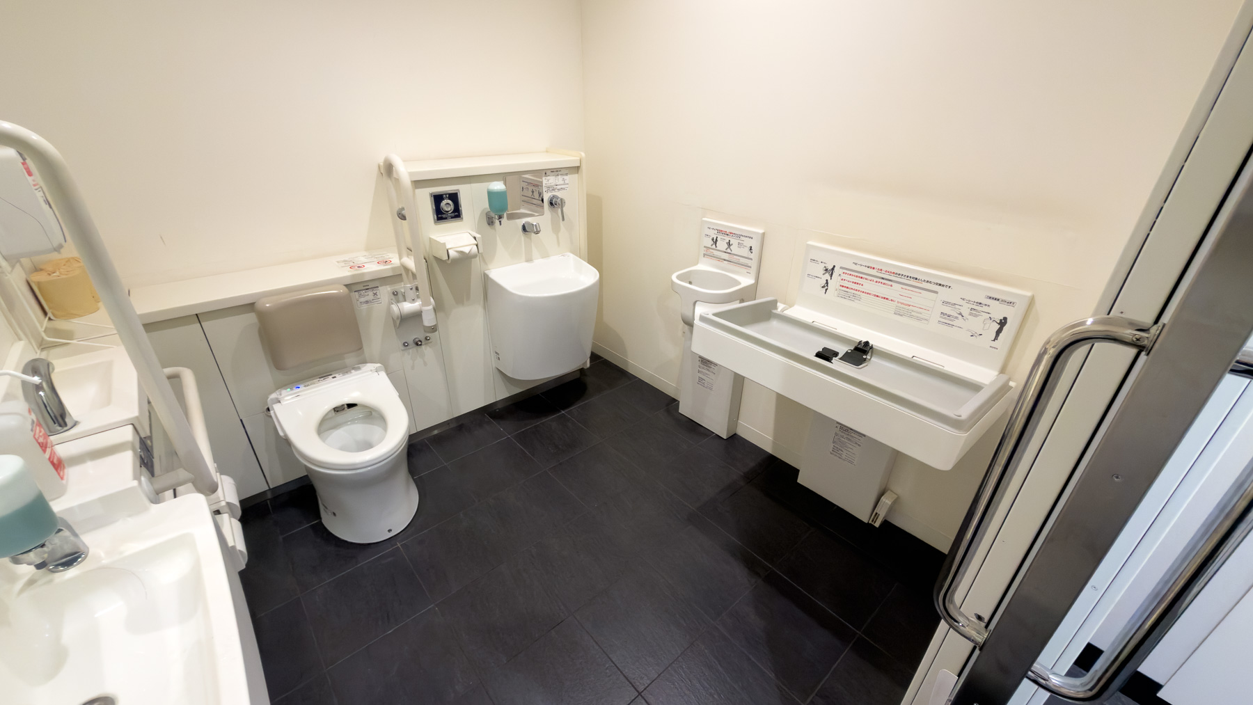 1階共用トイレはバリアフリー仕様です
