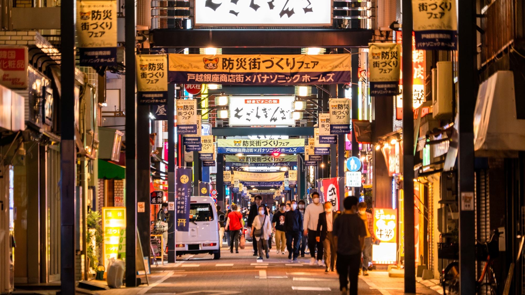 【当館から電車で25分】東京で最も長い商店街。活気ある街で食べ歩きを楽しめる「戸越銀座商店街」
