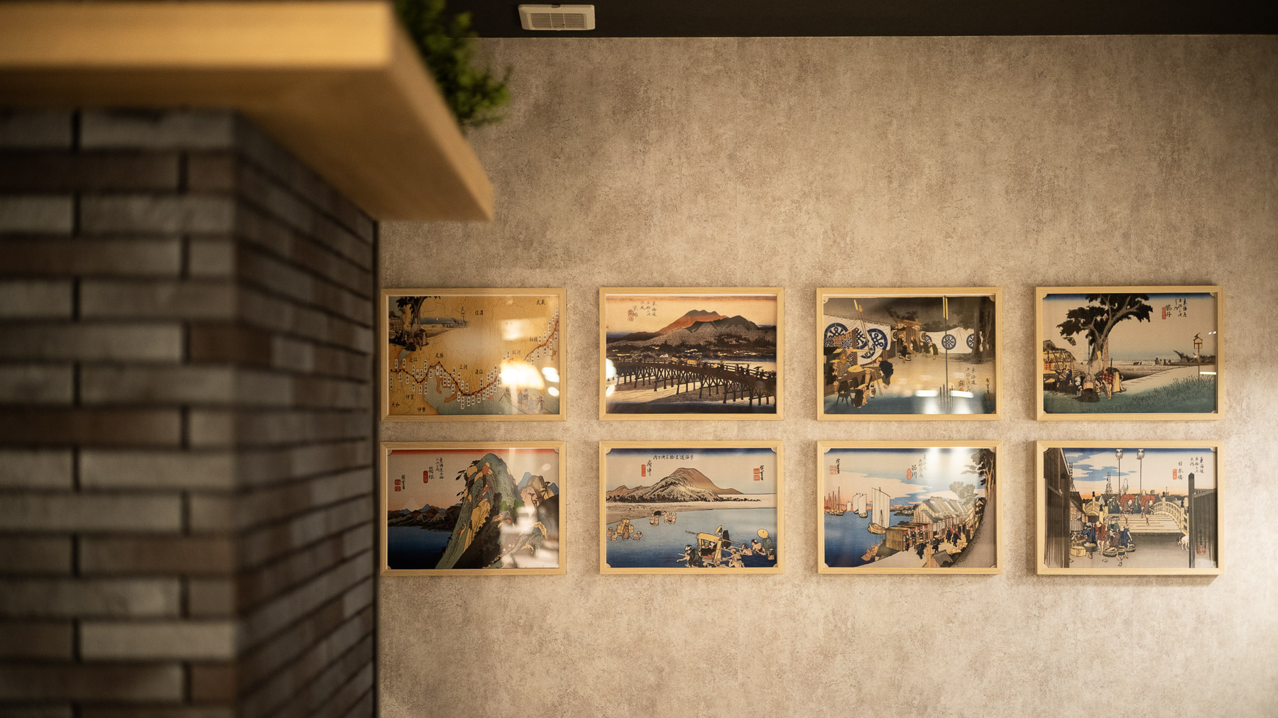 ホテルの目の前の&ldquo;旧東海道&rdquo;の街並みに合わせた和の空間