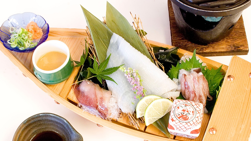 美食プレートと地元のお肉3種と姿烏賊(1人で1匹)