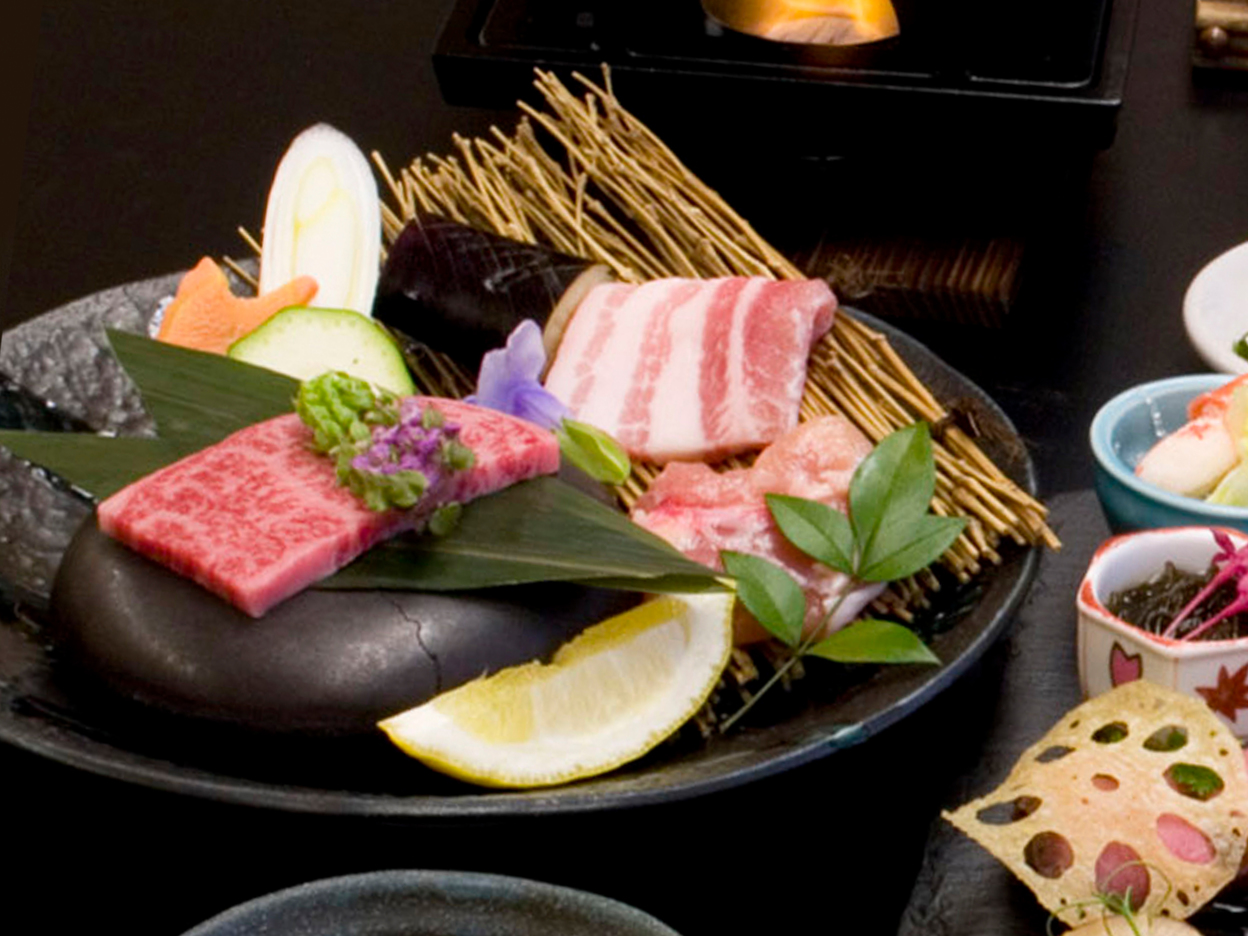牡丹の花咲く由志園【入場引換券付】「美食プレート会席」と地元のお肉3種 陶板焼きプラン