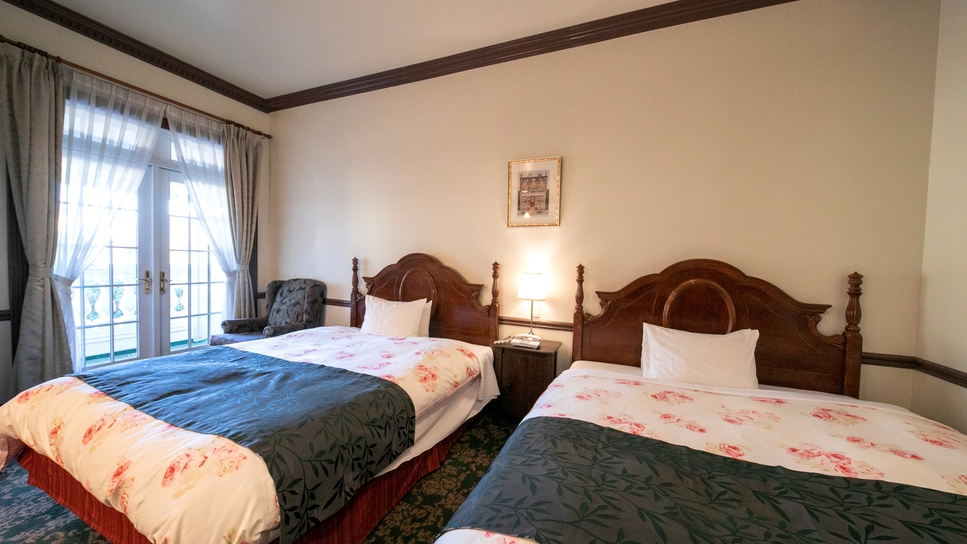 【フォース】心地良い眠りで定評のあるシモンズ社製のベッドには落ち着いたベッドカバーを