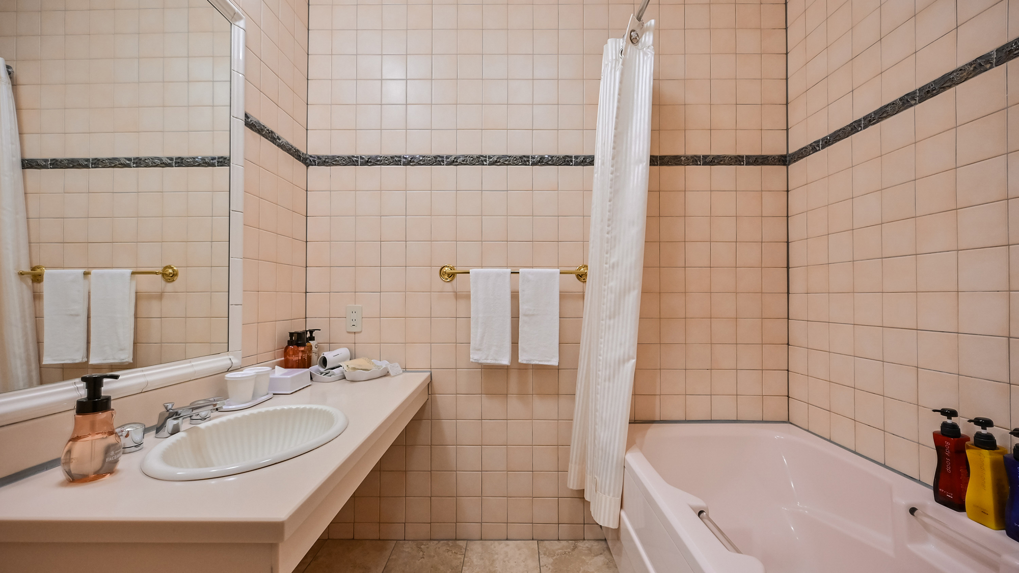 【ダブル】外国映画のワンシーン、朝日が差し込むバスルーム