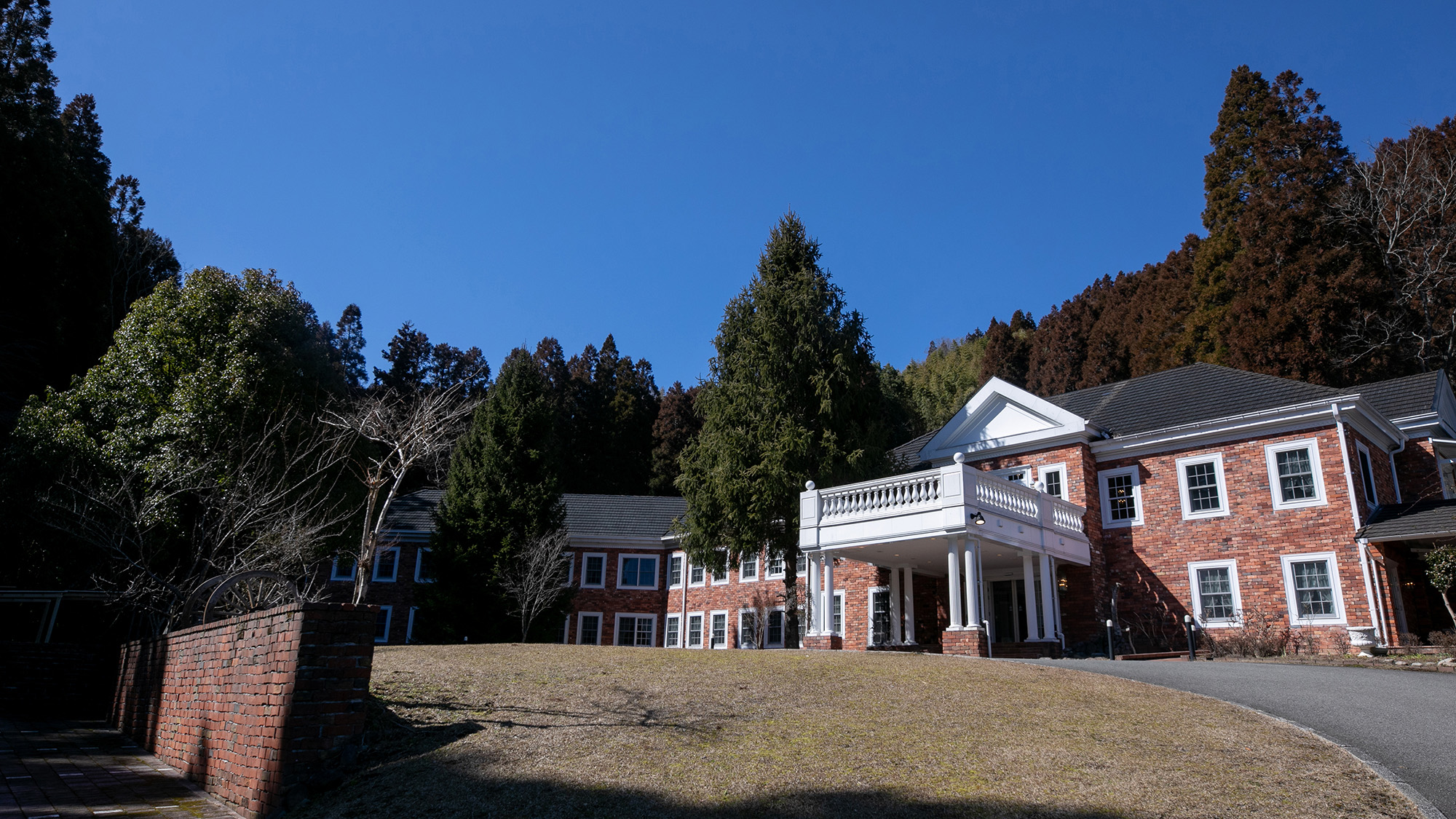 【ホテル外観】青空に生えるレンガ造りの外観